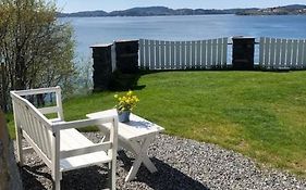 Koselig Nyoppusset 3 Roms Leilighet Med Egen Parkeringsplass I Rolige Omgivelse Naer Sjoen, 2 Mil Nord For Bergen Sentrum.